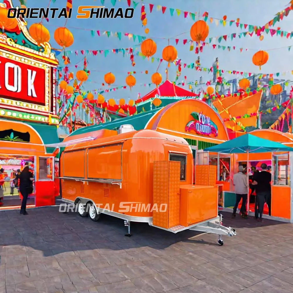 As celebrações do solstício de verão fervilham com trailer móvel de comida trazendo um banquete de comida