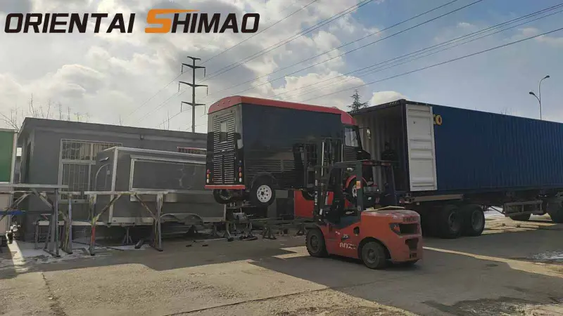 Processo profissional de carregamento de contêineres garante entrega global segura do Food Truck Citroen